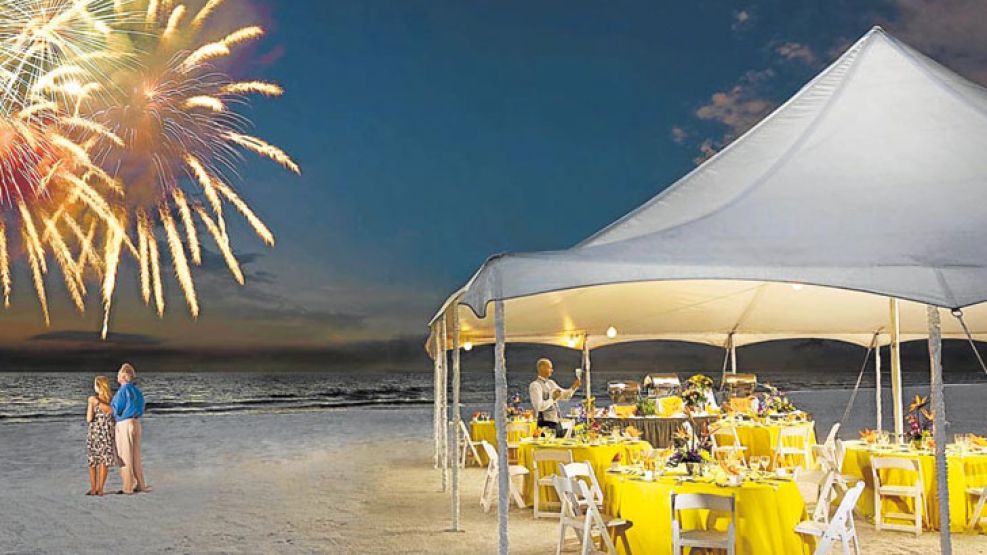 En el resort Trade Winds Island se celebran bodas y fiestas sobre la arena, con el mar como telón de fondo.