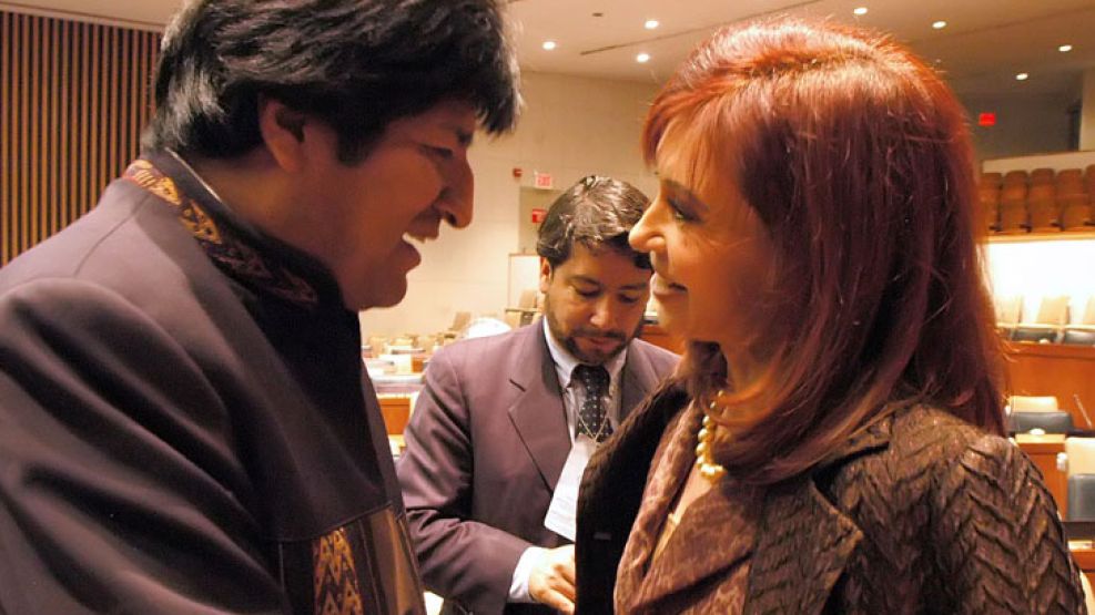 Viaje 38 | 26 de marzo de 2010. Ratificación con Bolivia de tratado gasífero para la construcción de gasoducto. Cristina junto a Evo Morales.