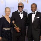 Morgan Freeman posa con su premio Cecil B. DeMille junto a la actriz británica Helen Mirren y a Sydney Poitier  | EFE