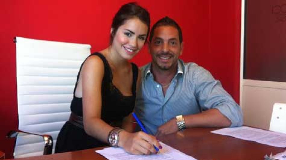 Mariana Esposito firma contrato