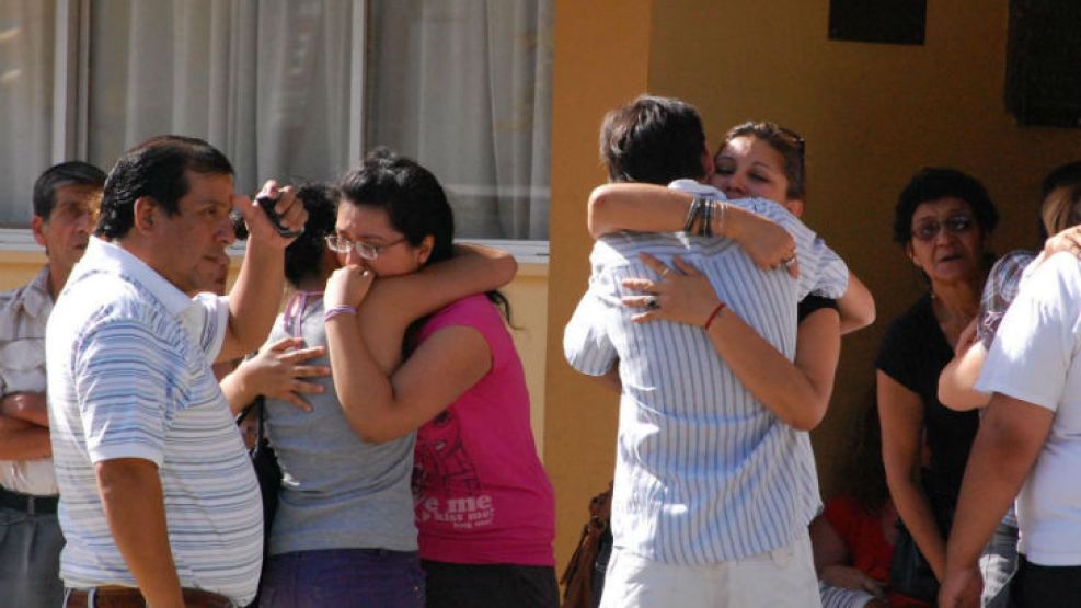 Empleados públicos y vecinos se reunieron en la puerta de la Municipalidad para llorar la muerte de Soria.