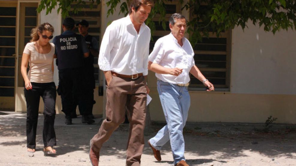 Martín Soria, intendente de General Roca e hijo del gobernador, sale de la morgue.
