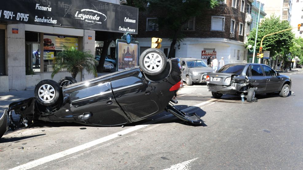 Un accidente entre dos autos en la Avenida Independencia al 4500 en la Ciudad de Buenos Aires.