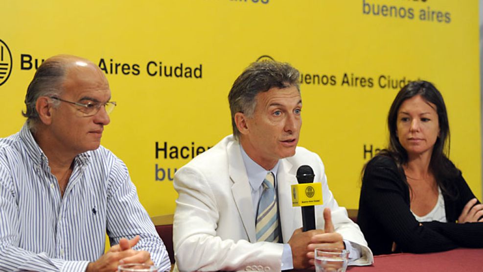 Mauricio Macri junto a su ministro de Hacienda Dario Grindetti y la ministra de Desarrollo Social Carolina Stanley.