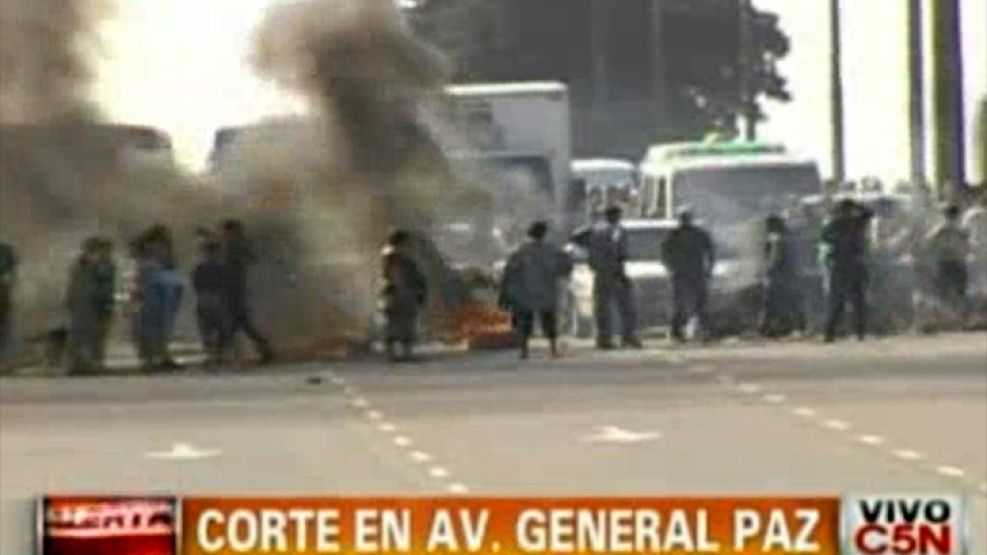 La policía liberó los carriles de la autopista.