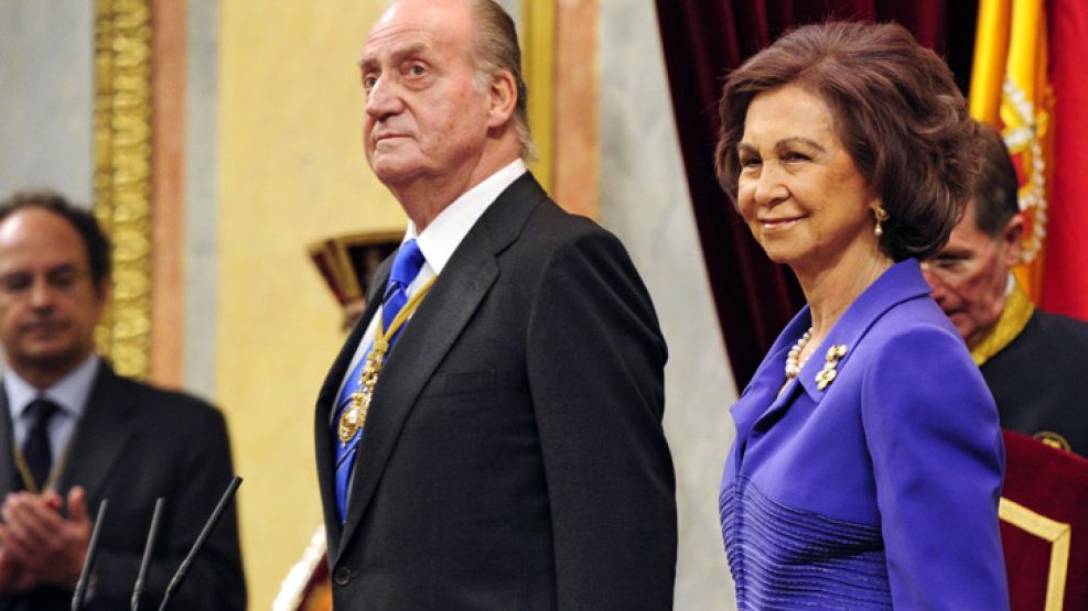 A poco de cumplir 50 años de casados, el rey Juan Carlos y la reina Sofía viven separados, aunque lo esconden.