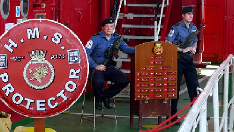 El barco hace una escala hacia las islas Malvinas pese a la prohibición establecida para recibir barcos militares que operen en el disputado archipiélago.