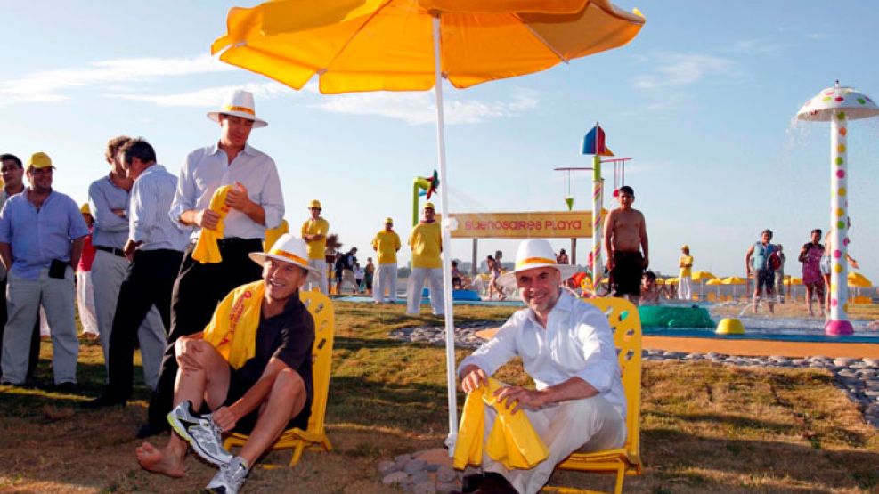 El jefe de gobierno porteño, Mauricio Macri, junto a su jefe de Gabinete, Horacio Rodríguez Larreta, en la "playa" del Parque de los Niños, en Cantilo y General Paz.