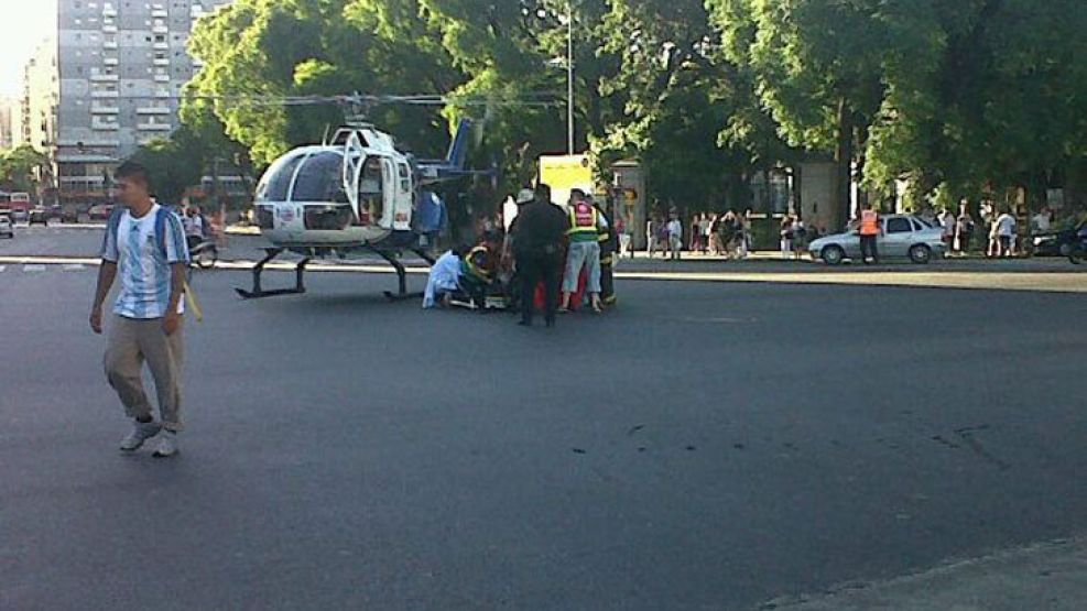 El momento en el que el helicóptero del SAME desciende para trasladar al herido más grave.