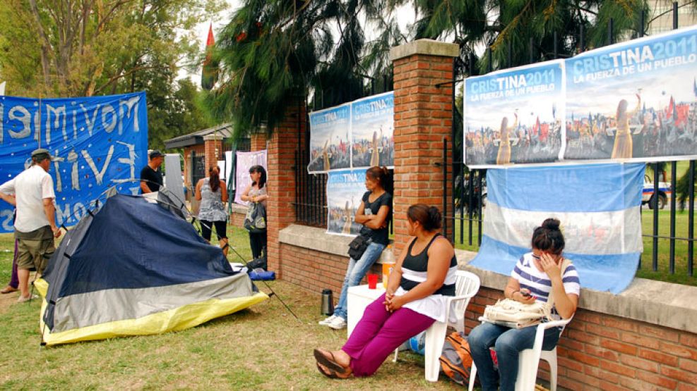 La militancia K en la puerta del Hospital Austral.