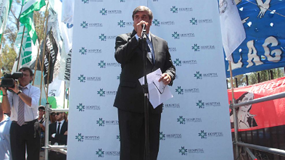 Lectura del segundo parte en las inmediaciones del Hospital Austral.