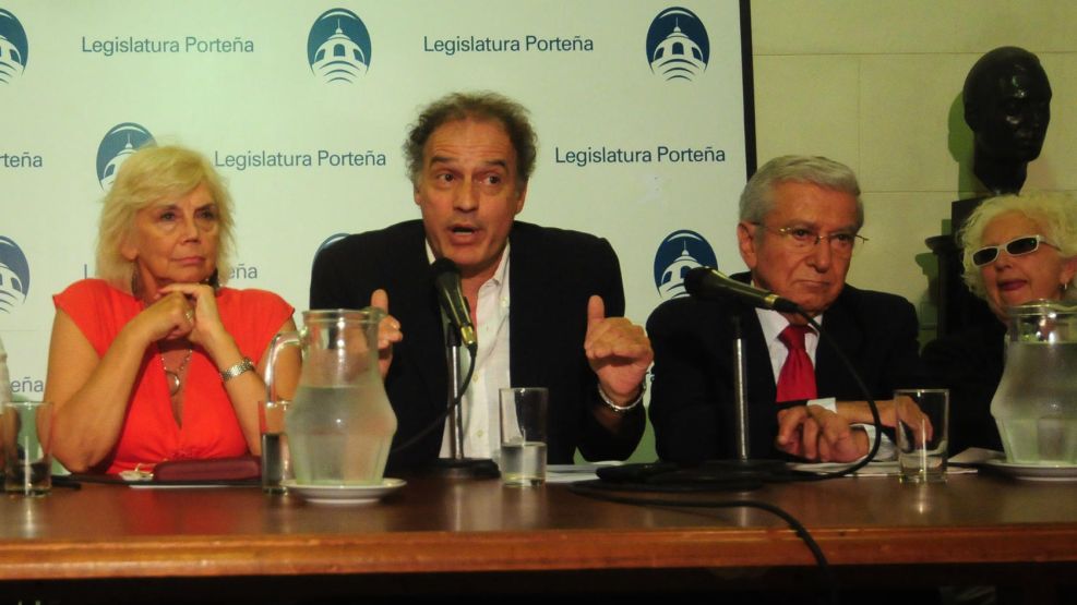 Los legisladores porteños Aníbal Ibarra (Diálogo por Buenos Aires) y Delia Bisutti (Nuevo Encuentro) en la rueda de prensa en la legislatura porteña.