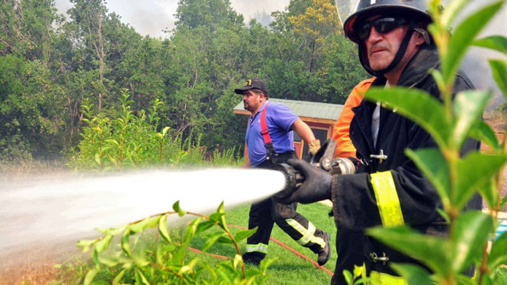 Unos 10 brigadistas estaban combatiendo el fuego en una ladera.