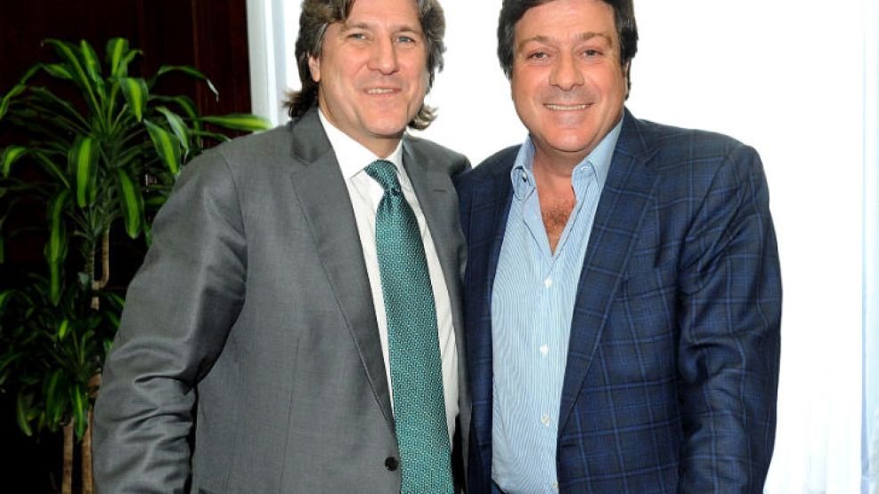 Abrazo para la foto. Boudou y Mariotto posan horas después de que Scioli y Macri animaran a fotógrafos y a la TV en un "picadito".