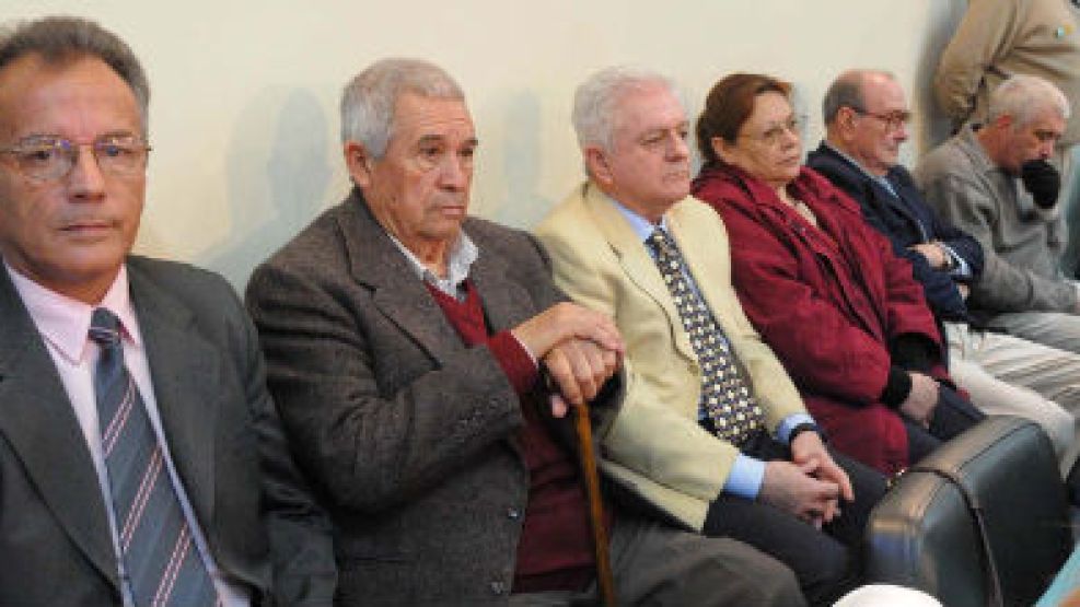 Eduardo Ramos, Mario Facino, Víctor Brusa, María Eva Aebi, Juan Perizzotti y Héctor Colombini, en el Tribunal Oral Federal, durante el juicio de 2009.