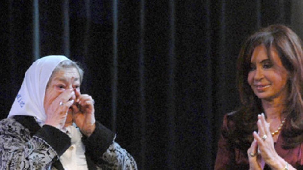 Hebe y Cristina, en abril de 2010, durante la celebración por el 33 aniversario de Madres de Plaza de Mayo. 