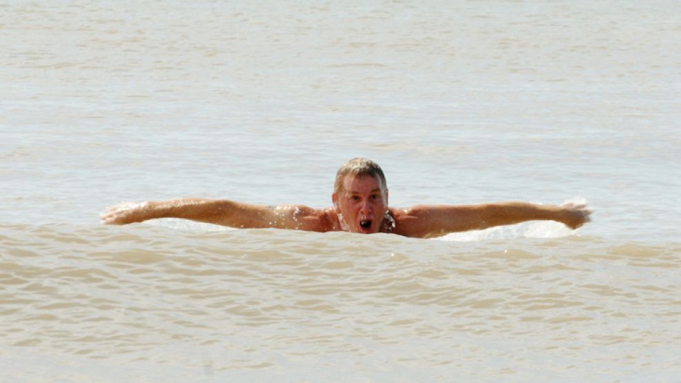 Por las mañanas, el diputado se zambulle en el mar para nadar hacia adentro y, luego, regresar a la playa estilo pecho.