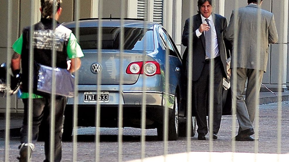 Jueves 5. Boudou sale de su piso en Madero Center.