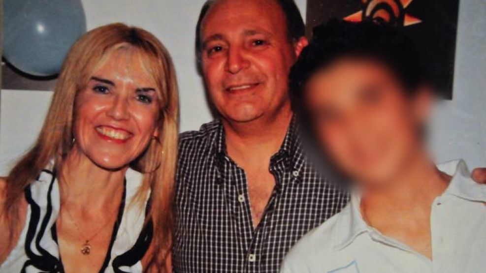 La fallecida docente Silvia Prigent, su esposo Daniel Sfeir y su hijo, en una noto familiar.