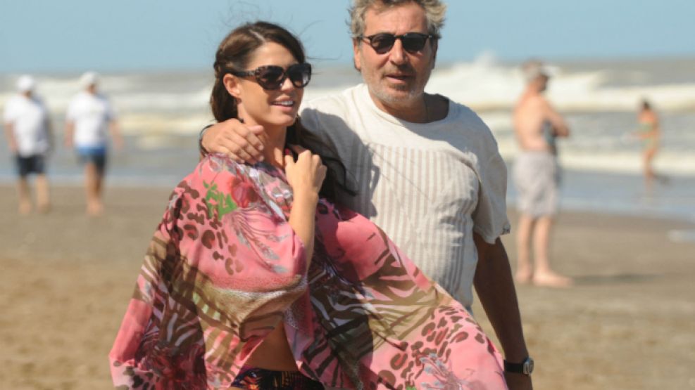 Pamela David caminó por la playa junto a su enamorado, el empresario Daniel Vila.