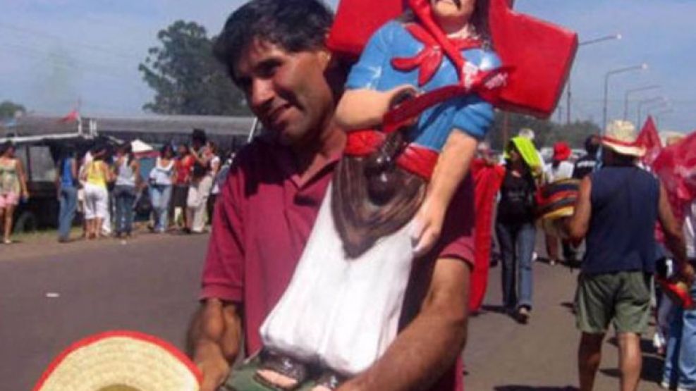 La ceremonia pagana incluye también una especie de desfile de jinetes, con banderas rojas y misas en el pueblo.