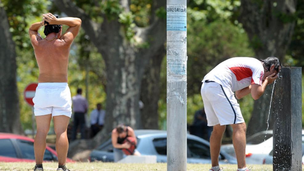 Los porteños hicieron lo posible para buscar resguardo del calor.