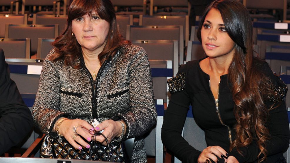 Antonella Roccuzzo junto a Celia, la mamá de Messi.