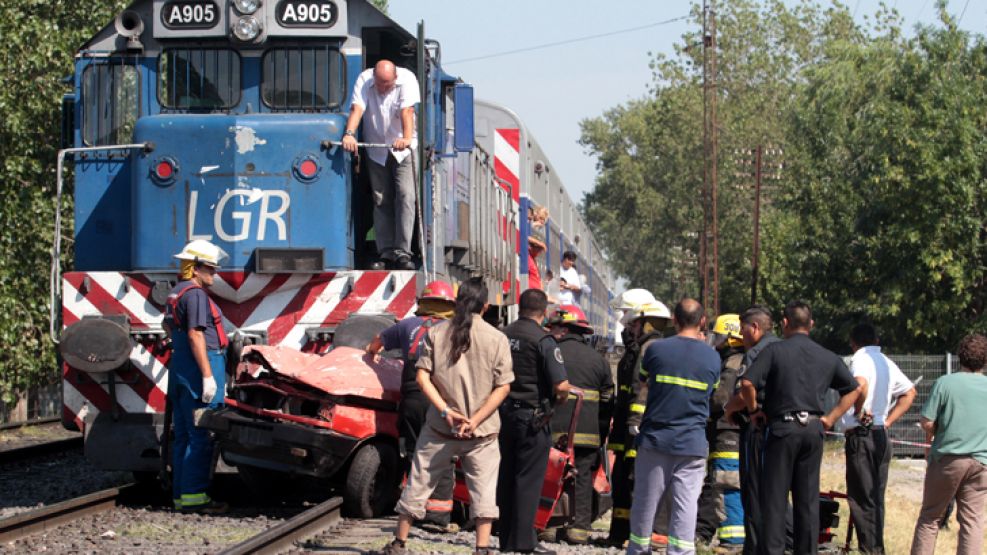 Un hombre murió esta mañana cuando el auto que conducía fue arrollado por un tren cerca de la estación de Villa Domínico, en el partido bonaerense de Avellaneda.