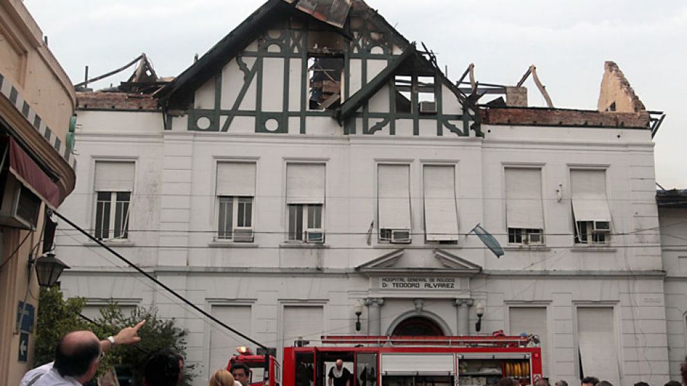 Varios pacientes del hospital tuvieron que ser trasladados tras el incendio.