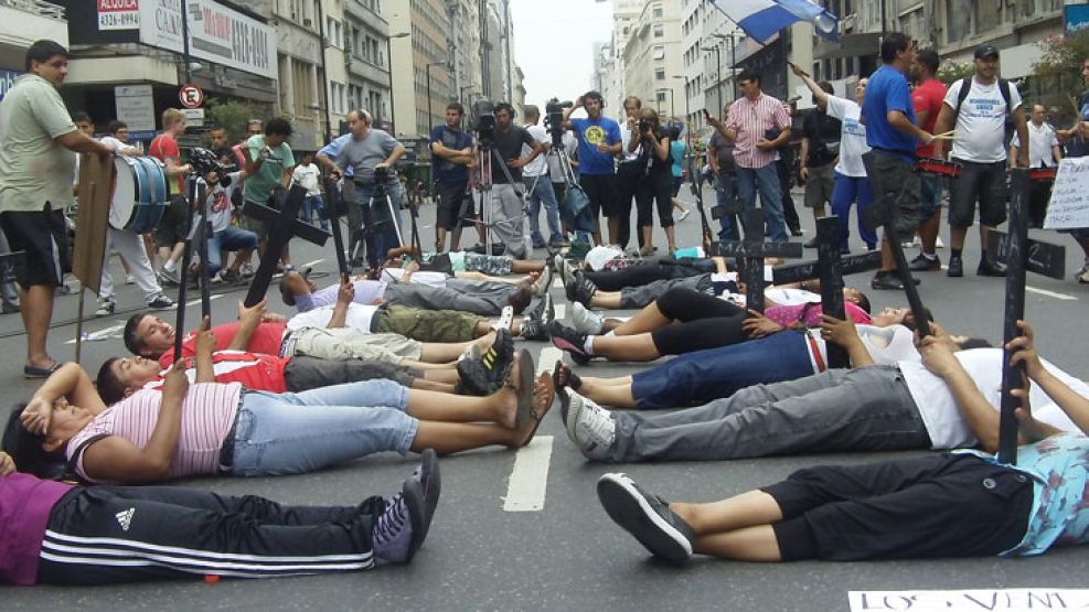 El curioso reclamo de los "manteros" sobre la Avenida Corrientes. Denunciaron con las cruces que "Mauricio Macri los quiere mandar a la tumba".