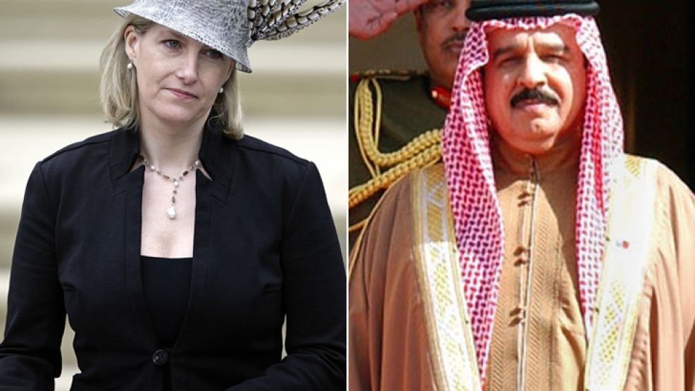 La condesa de Wessex, miembro de la familia real británica, es criticada por haber aceptado un juego de valiosas joyas como regalo del rey Hamad de Bahrein.