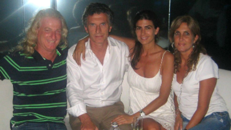 Macri y Juliana Awada, dentro de un cabaret del prostíbulo "Mix" de Raúl Martins en Cancún, México.