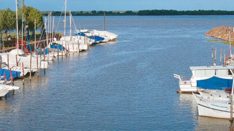 El río Paraná tiene sus encantos, y hacer una travesía náutica a San Pedro, San Nicolás o Rosario es una aventura posible, que permite disfrutar intensamente la vida náutica. 