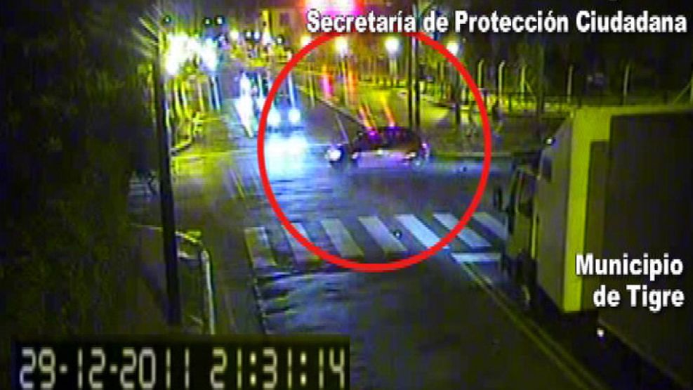 El auto de Sfeir registrado por una cámara de seguridad, en Tigre. 