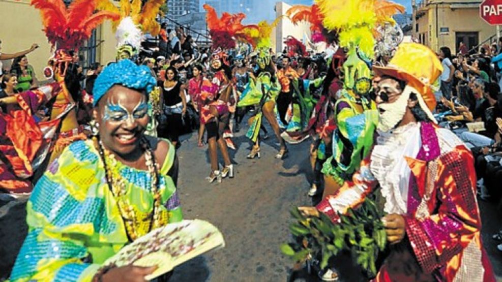 Hay tres circuitos imperdibles: las murgas, el Desfile de Llamadas y la movida en la zona del puerto.