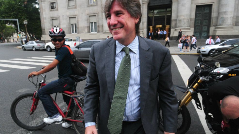 La primera aparición notoria de Boudou, fue cuando salió del Banco Nación para probar los camiones recolectores.