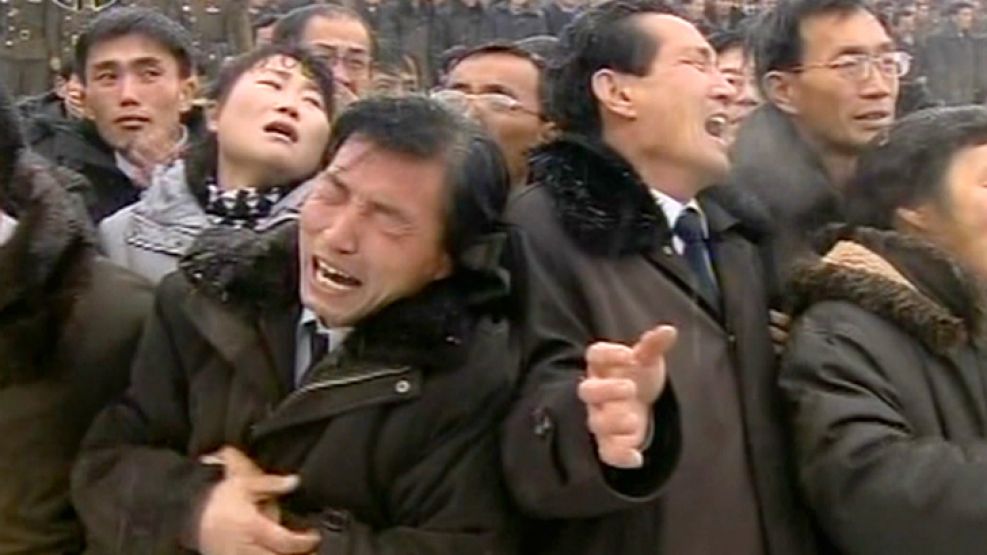 La primera fila de norcoreanos en Pyongyang lloran desconsolados.