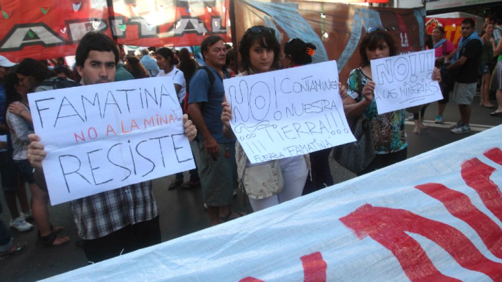 Organizaciones sociales protestan frente a la Casa de La Rioja, y cortan el tránsito en Callao 745.