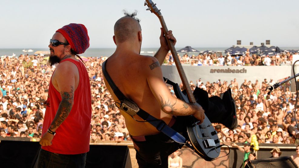 La banda Karamelo Santo, ayer en Arena Beach, en Mar del Plata. Los músicos hablaron con Perfil.com sobre su nuevo disco.
