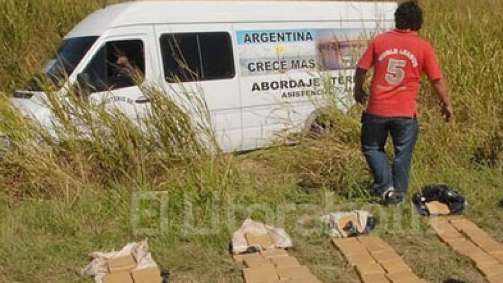 La camioneta Mercedez Benz tenía inscripciones del Ministerio de Desarrollo Social, pero el vehículo es de una empresa privada de transporte.