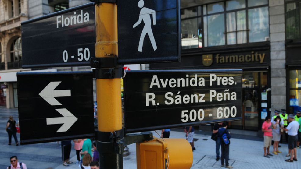 Nueva señalización: Los nombres de las calles serán ubicados en los semáforos.