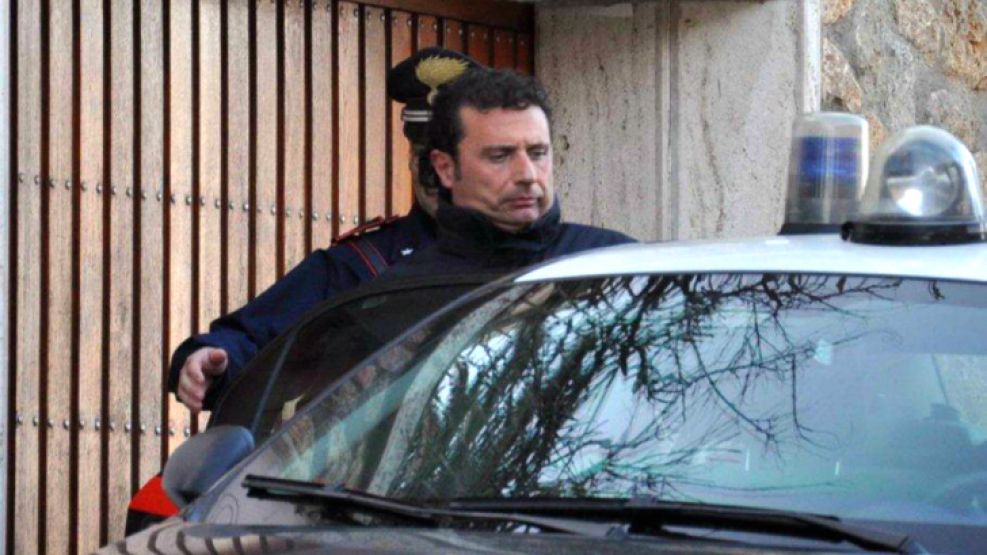 Francesco Schettino, cuando era detenido por la policía italiana.