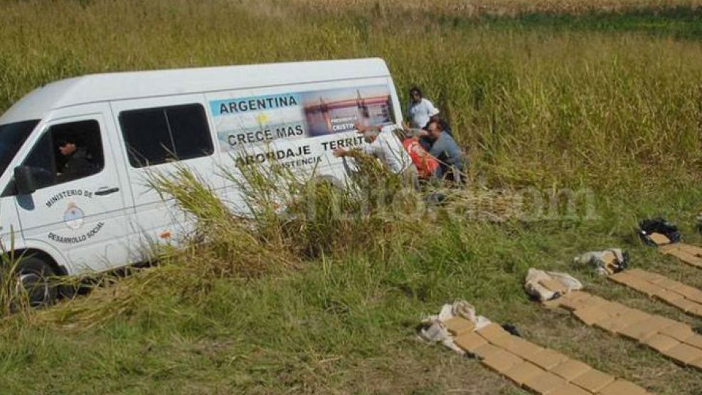 La camioneta Mercedez Benz tenía inscripciones del Ministerio de Desarrollo Social. 