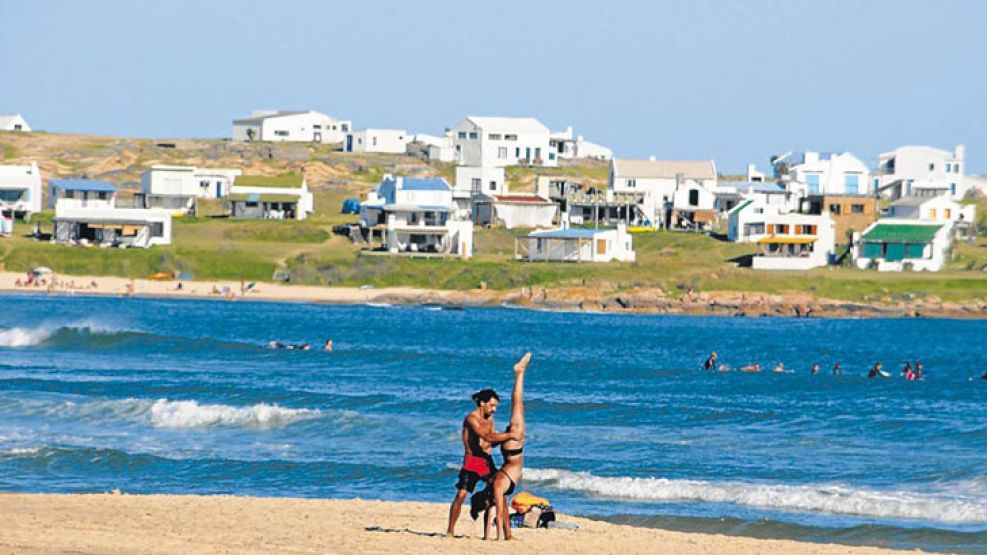 La extensión costera del departamento de Rocha es muy larga, de casi 200 kilómetros, con arenas blancas y dunas gigantescas que llegan al límite con Brasil.