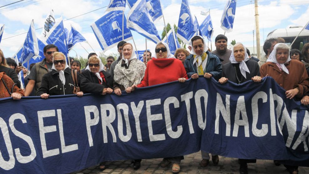 Las Madres de Plaza de Mayo realizaron hoy su habitual ronda de los jueves en la Plaza San Martín de Río Gallegos para recordar a Néstor Kirchner.