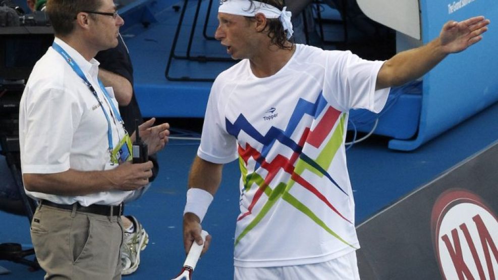 Nalbandian discute en pleno partido ante Isner.