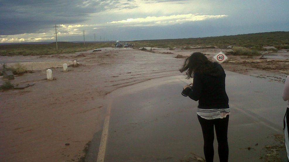 El agua interrumpió el tránsito de la ruta en Neuquén.