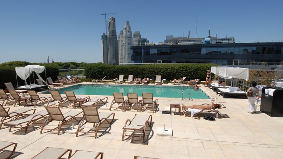 Hilton Buenos Aires: 330 pesos. Es la más nueva, en Macacha Guemes 351, Puerto Madero. 