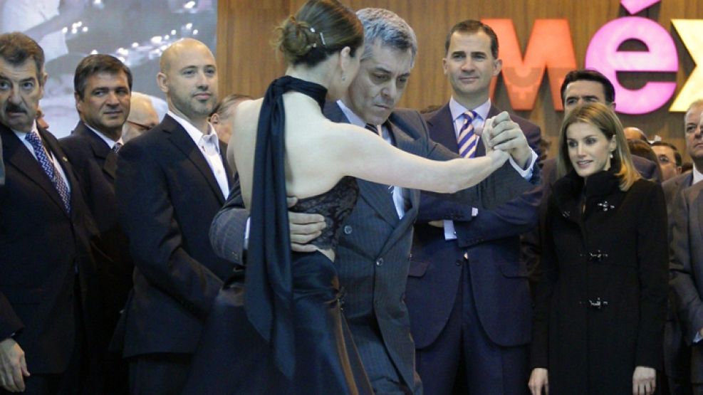 Los príncipes de Asturias quedaron encantados con una demostración de tango cuando inauguraron la Feria Internacional de Turismo de Madrid (FITUR).