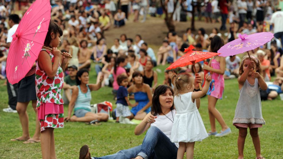 El tradicional evento porteño, une a inmigrantes, descendientes con el resto de los argentinos en una fiesta familiar.